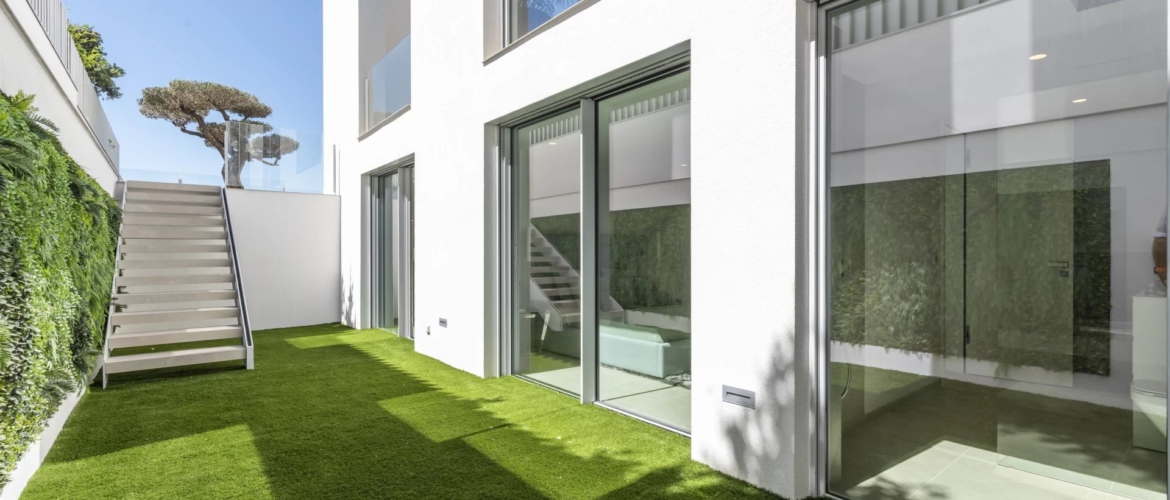 This ultra-modern villa is flooded with light and is located in the port of Port Adriano in Santa Ponsa.