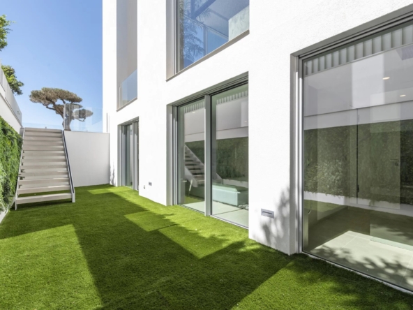 This ultra-modern villa is flooded with light and is located in the port of Port Adriano in Santa Ponsa.