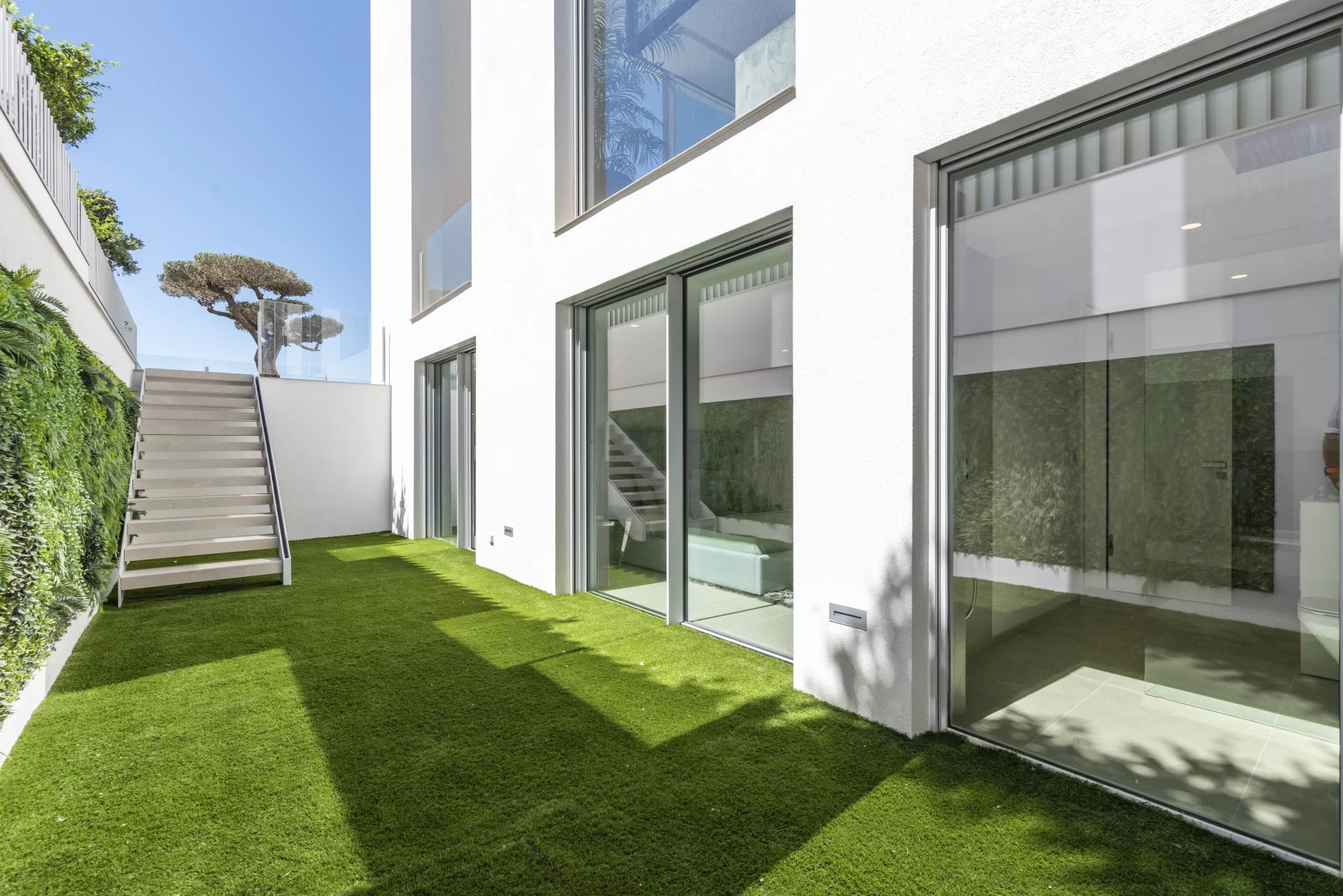This ultra-modern villa is flooded with light and is located in the port of Port Adriano in Santa Ponsa.