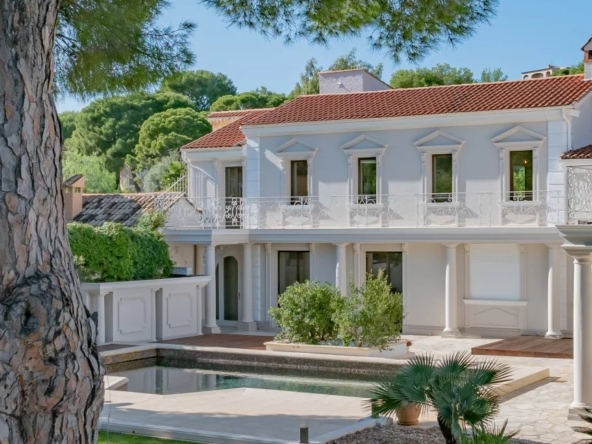 front view of Saint-Jean-Cap-Ferrat villa