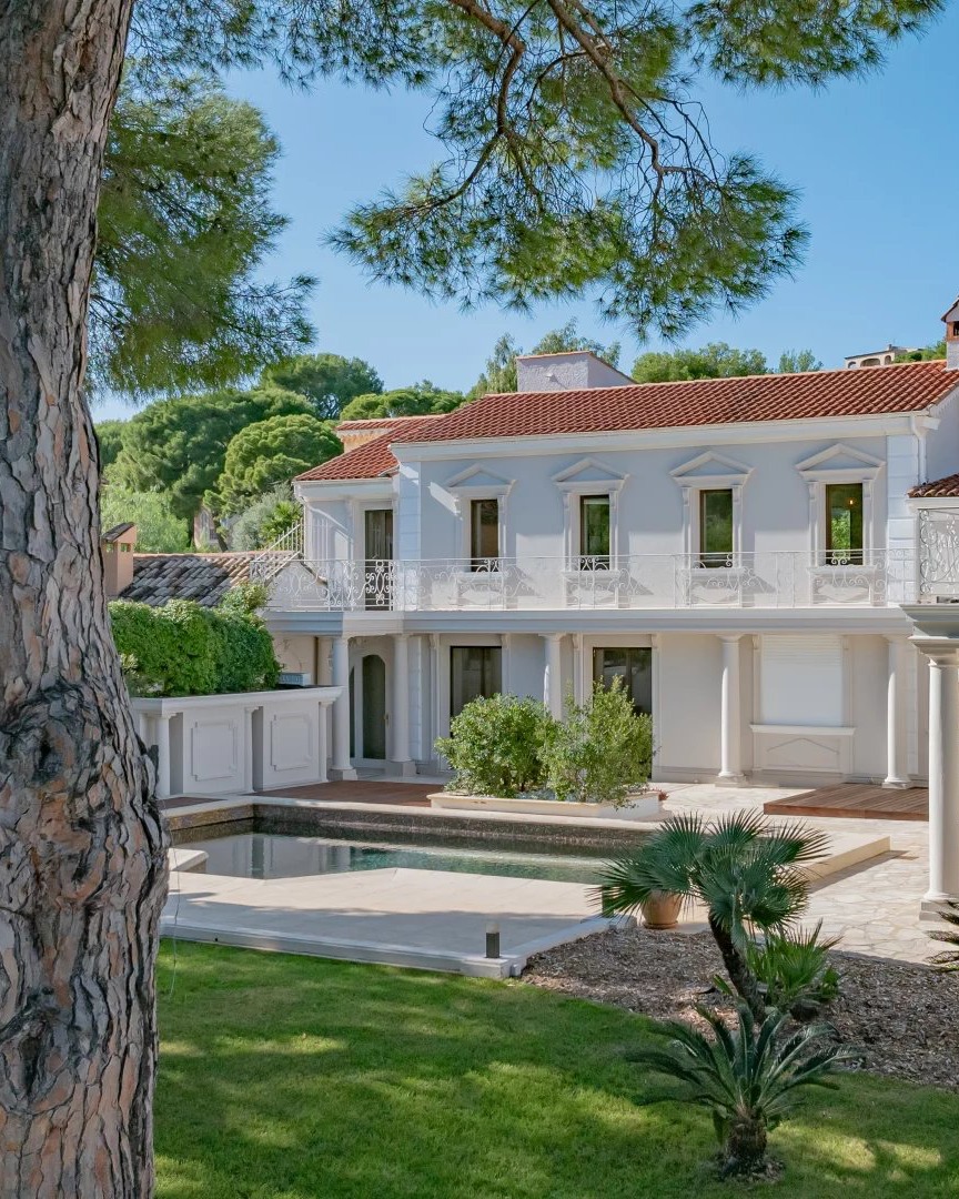 front view of Saint-Jean-Cap-Ferrat villa